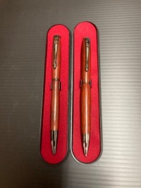 עטים מעץ יפים ,באריזה יפה