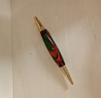 A pen we called "Poppies in the meadow".
Pen made of epoxy resin.
Green, red and black ballpoint pen ...